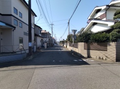 車通りの少ない閑静な住宅地、のびのびした子育てに適します。
