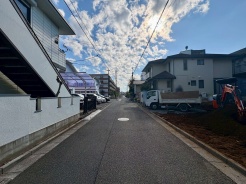 前面道路を含む現地写真
