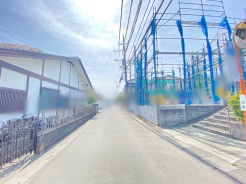 前面道路を含む現地写真
