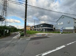 周辺環境と調和する穏やかな街並みに位置し、理想の住まいを叶えるための可能性を秘めた区画です。