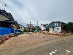 周辺環境と調和する穏やかな住環境の中で、これからの暮らしを自由に描き出せる広々とした土地です。