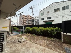 専用庭。周囲の建物と緑の植栽が織りなす、落ち着いた日常の風景が広がる開放的な空間です
