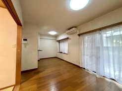 落ち着いた色合いの木目が心地よい空間は、住まう方のライフスタイルに合わせて自由にレイアウトをお楽しみいただける、すっきりとシンプルな佇まいが魅力です。


