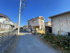 車通りの少ない住宅街に立地してます。
