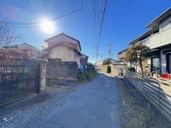 幅員こそやや狭くても、その分交通量が少なくて安心。
