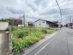 駐車が苦手な方にも嬉しい、前面６ｍ道路に面した住まい。

