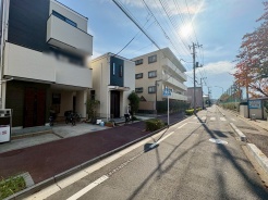 前面道路を含む現地写真
