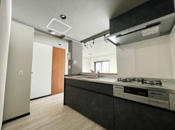 キッチン
作業動線を意識したキッチン。
リビングとのつながりも良く、日常使いしやすい設計です。