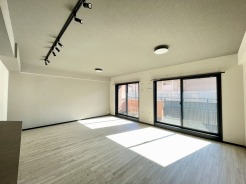 リビングダイニング
採光の取れるリビングダイニング。
家具配置がしやすく、生活イメージを描きやすい空間です。
