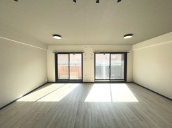 リビングダイニング
窓から自然光が差し込む明るいリビングダイニング。
日中は照明に頼らず過ごせます。