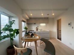 穏やかな時間が流れる、素材の質感を活かした落ち着きのある空間が日々の暮らしを豊かに彩ります。