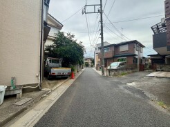 穏やかな時間が流れる住宅街の中で、落ち着いた日常の風景が広がっています。