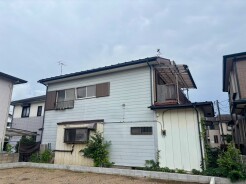 周辺の街並みと調和しながら、穏やかな時間が流れる落ち着いた佇まいの住まいです。
