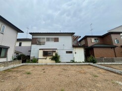 周囲の建物と調和する穏やかな街並みに位置し、日々の暮らしに安らぎを感じさせる落ち着いた佇まいです。
