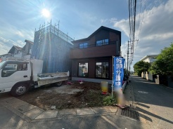落ち着いた色合いの佇まいが、周囲の穏やかな環境に馴染む住まいです。
