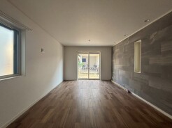 素材感のある壁面が空間に深みをもたらし、落ち着きと静けさが漂う洗練された居住空間です。