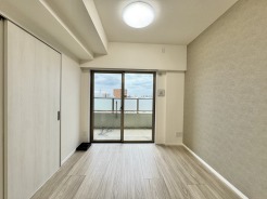ニュアンスのある壁紙が空間に奥行きを生み出し、穏やかで落ち着いた日常を演出してくれます。