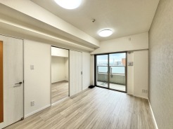 柔らかな色調でまとめられた内装が、日々の暮らしに静かな安らぎをもたらす住空間です。