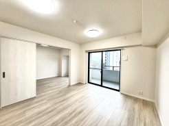 シンプルで統一感のある色調が、暮らしに穏やかな落ち着きをもたらす空間です。