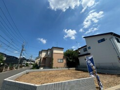 澄み渡る青空が広がり、穏やかな時間が流れる落ち着いた住環境が、新しい暮らしの始まりを静かに予感させます。