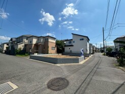 開放感のある角地に位置し、周囲と調和しながら穏やかな時間が流れる住環境です。