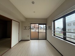 日々の暮らしを穏やかに整えてくれる、シンプルで落ち着いた雰囲気の空間です。