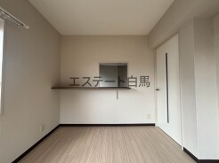 洗練された色使いが調和を生み、穏やかで落ち着いた日常を予感させる洗練された空間です。