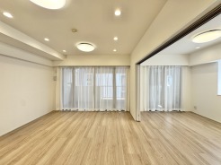 すっきりと整った端正な空間が、日々の暮らしに心地よいゆとりと安らぎをもたらしてくれるリビングです。