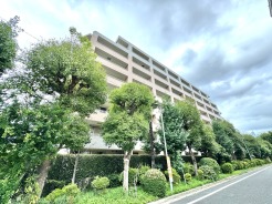 豊かな植栽が街並みに溶け込み、日々の暮らしに安らぎの潤いをもたらす落ち着いた佇まい。