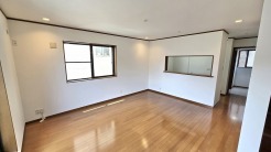 住まう人の個性を映し出す、すっきりと整えられた穏やかな空間が日々の暮らしを心地よく整えてくれます。
