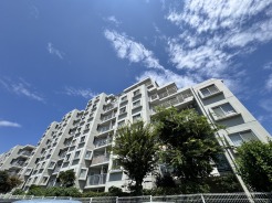 どこまでも広がる青空に映える、端正で落ち着いた佇まいが心地よい暮らしを予感させます。