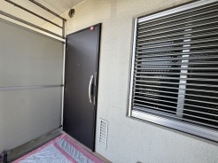 日々の暮らしの起点となる、落ち着いた佇まいのエントランス周りです。
