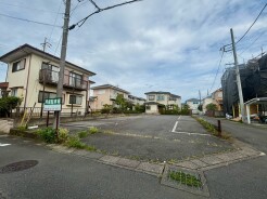 住宅街の中にゆとりをもたらす、落ち着いた空気感に包まれた敷地です。