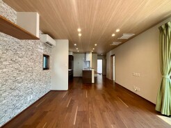 自然な木目と石目調のアクセントが調和する、落ち着いた大人の時間が流れる空間です。