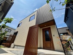 縦のラインが際立つモダンな意匠が、街並みに洗練された存在感を添えています。