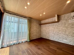 素材感のある壁面が空間に深みを与え、心落ち着く柔らかな質感が調和する穏やかな住空間です。