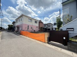 空が広く感じられる開放的な立地で、周辺には落ち着いた住宅街の穏やかな空気が流れています。