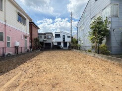 周囲の落ち着いた街並みに溶け込む、理想の暮らしを描き出せる広々とした空間です。