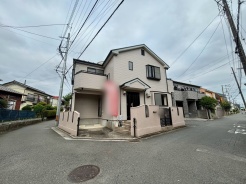 落ち着いた街並みに溶け込む、穏やかな日常を予感させる佇まいです。