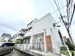 洗練されたタイル貼りの外観が街並みに溶け込む落ち着いた佇まい