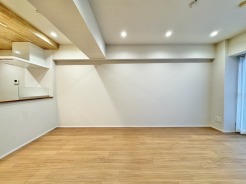 木の温もりと洗練されたデザインが調和する、心地よいゆとりを感じさせる空間。