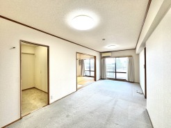 すっきりと落ち着いた色調でまとめられた、ゆとりを感じさせる広々とした空間です。