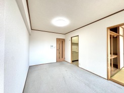 木の温もりがアクセントになる落ち着いた色合いでまとまった心地よい空間