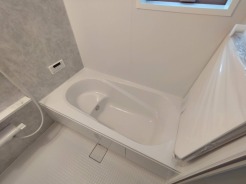 1号棟 広々１坪タイプのゆったり浴室ユニット。防カビ・抗菌素材なのもうれしい。
