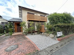 駐車場は２台まで駐車可能。マイカーの車幅もお確かめください。
