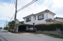 車通りの少ない閑静な住宅地、のびのびした子育てに適します。
