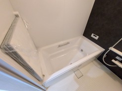 広々１坪タイプのゆったり浴室ユニット。防カビ・抗菌素材なのもうれしい。
