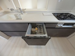 キッチンの性能が上がれば、いつものお料理も楽しくなりますね。環境にも手にも優しい、食器洗乾燥機付のキッチン。
