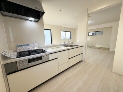 3号棟 対面キッチンがご家族の温かい時間を演出。
