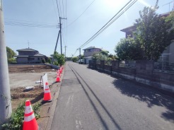 幅員の狭い道ですが、車通りの少ない住宅街に立地してます。
